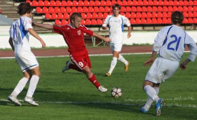 Александр Аникушин (в красной форме).